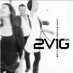 【線上試聽】2V1G  ( 進口版 CD )<br>何芸妮 & 戴麗津，演唱 / 羅傑，吉他